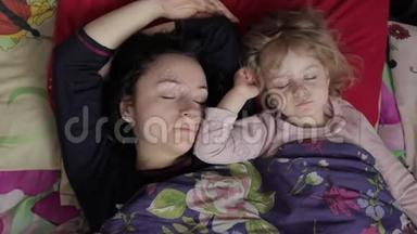 睡眠不足的年轻女人带着她的孩子不想早上醒来